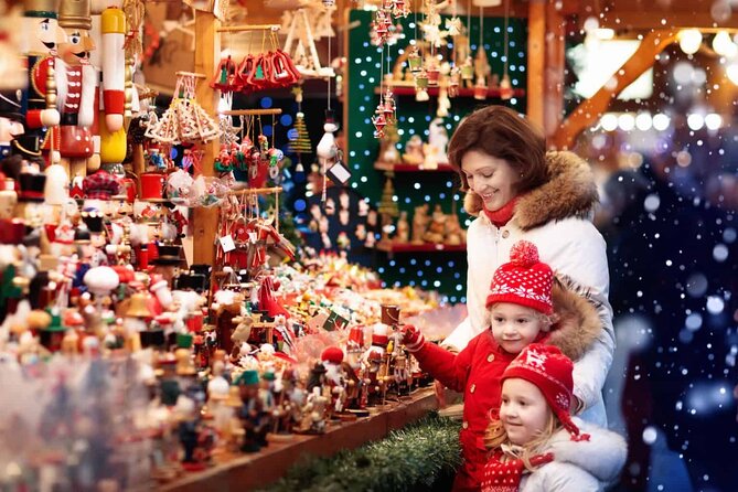 Santa Fe's Enchanted Christmas Stroll - Enchanting Holiday Atmosphere