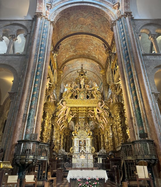 Santiago De Compostela: Highlights Tour With Tickets - Old Town Walk