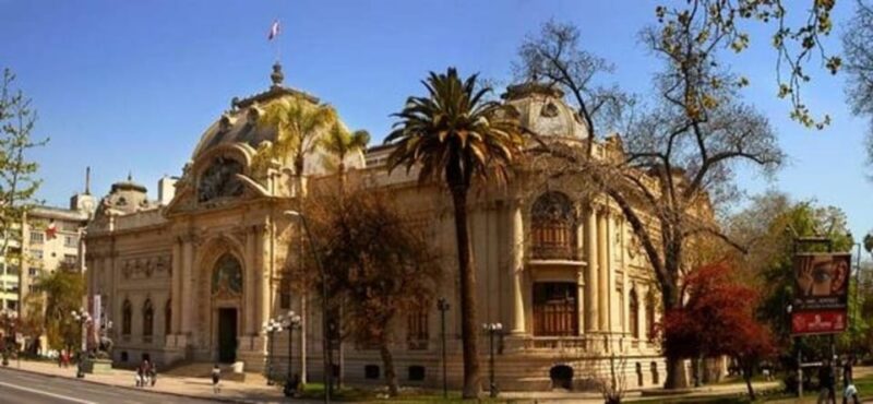 Santiago : Highlights Walking Tour With A Guide - Guided Tour Features