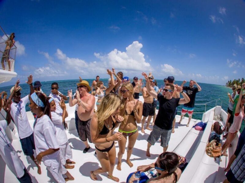 Santo Domingo: Catamaran With Snorkeling, Open Bar, and Lunch - Catamaran Specifications