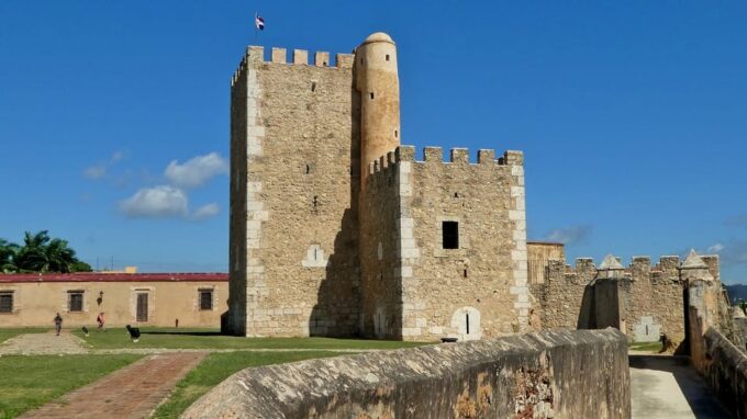 Santo Domingo: Private City Tour Walking - Walking Through Zona Colonial