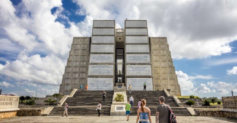 Santo Domingo Sightseeing Tour With Lunch - Guided Experience