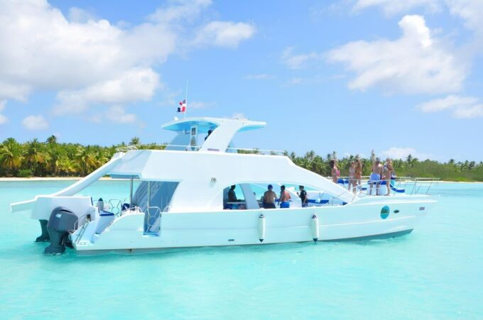 Santo Domingo: Whale Watching and Cayo Levantado - Accessibility and Languages