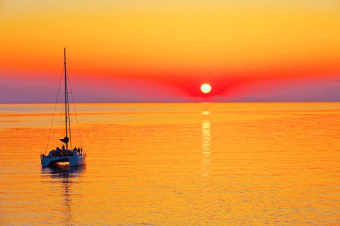 Santorini: Catamaran Tour With BBQ Meal and Unlimited Drinks - Delicious BBQ Meal