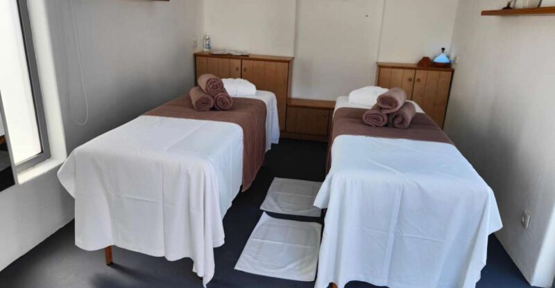 Santorini: Couples' Massage With Dinner & Day Access to Pool - Key Points