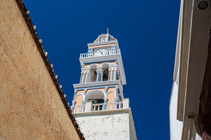Santorini: Discover the Beauty of Fira by Foot. - Shopping Opportunities in Fira