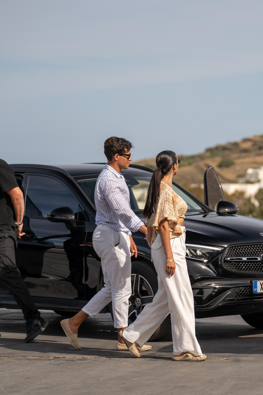 Santorini: Luxurious VIP Transfers Airport & Port - Vehicle Amenities