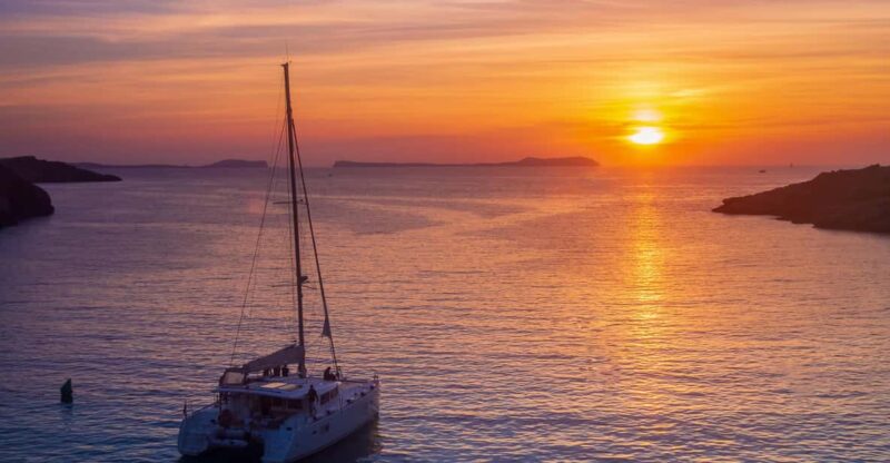Santorini: Luxury Sunset Cruise With Dinner, Bbq, and Drinks - Key Points
