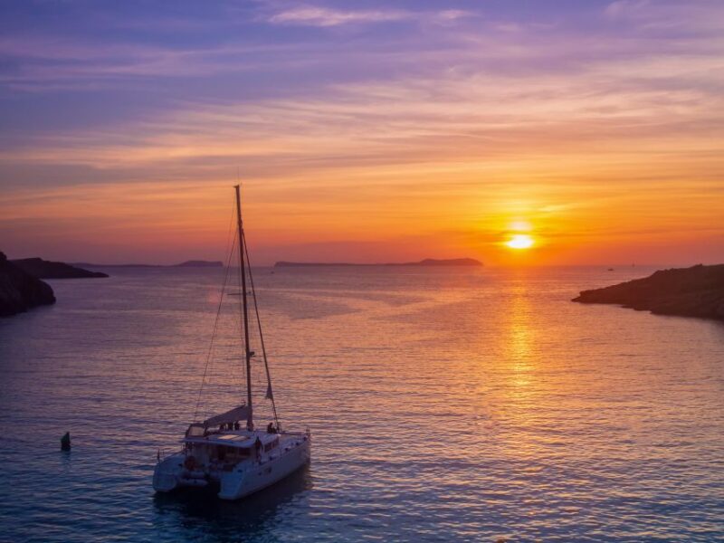 Santorini: Luxury Sunset Cruise With Dinner, Bbq, and Drinks - Culinary Offerings