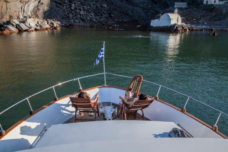 Santorini: Motor Yacht Day Cruise With 5-Course Lunch - Unlimited Beverages and Refreshments