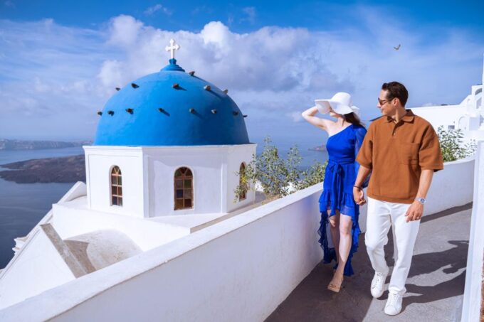Santorini Photo Session With Professional Photographer - Private Group Experience