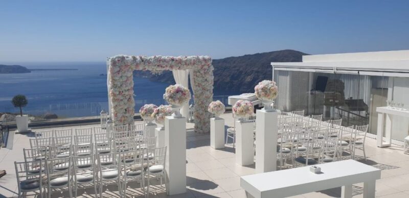 Santorini: Private Exclusive Tour With a Local Guide - Visiting the Iconic Black and Red Beaches