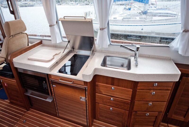 Santorini: Private Motor Yacht Cruise and Lunch in Thirassia - Dining Experience on Thirassia