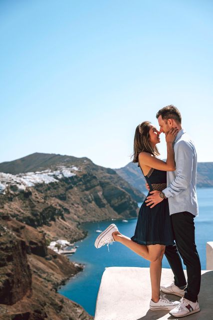 Santorini: Private Photoshoot in Oia or Imerovigli - Photographers Expertise for Stunning Poses