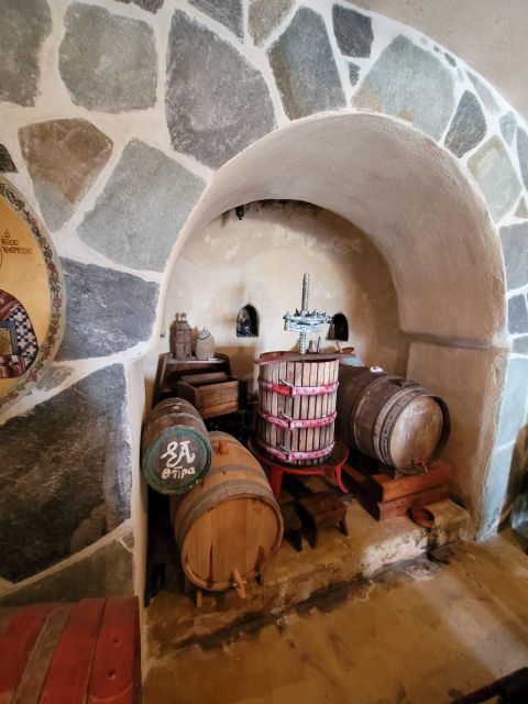 Santorini: Private Tour for Cruise Ship Travellers 5 Hours - Akrotiri Venetian Castle