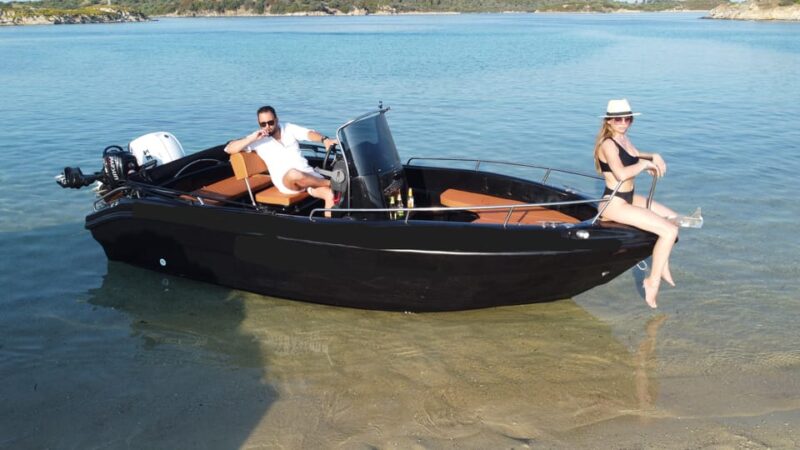 SANTORINI: RENT A BOAT LICENSE FREE AND CRUISE IN CALDERA - Private Boat Experience