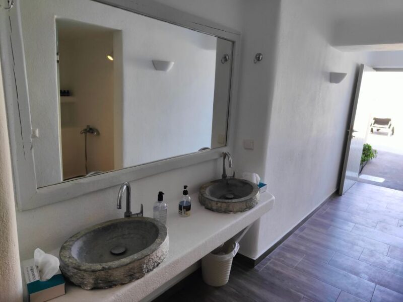 Santorini: Spa Massage Break Pool Day Access for 3-4 Friends - Restrictions and Considerations