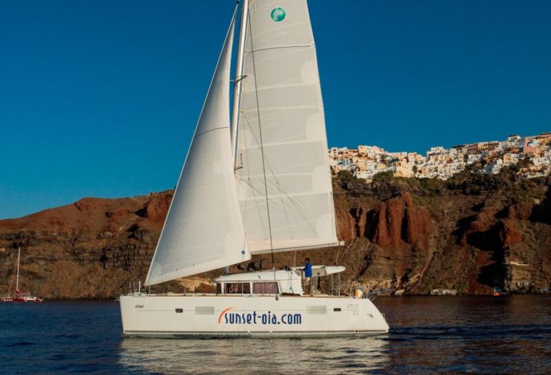 Santorini:Private Catamaran Tour With BBQ & Unlimited Drinks - Catamaran Amenities