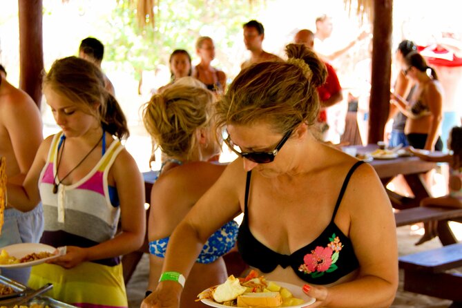 Saona Island Tour: All Buffet, Speedboat Catamaran - Dining Experience
