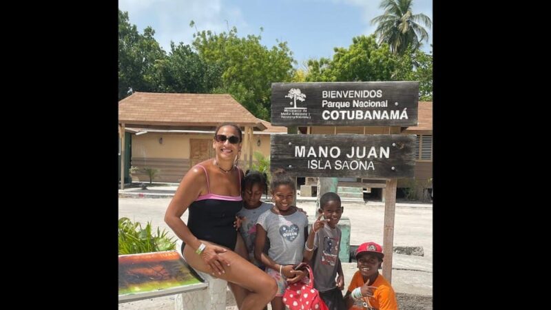 Saona Premium Hand Juan Beach Singing Tour - Dining and Refreshment