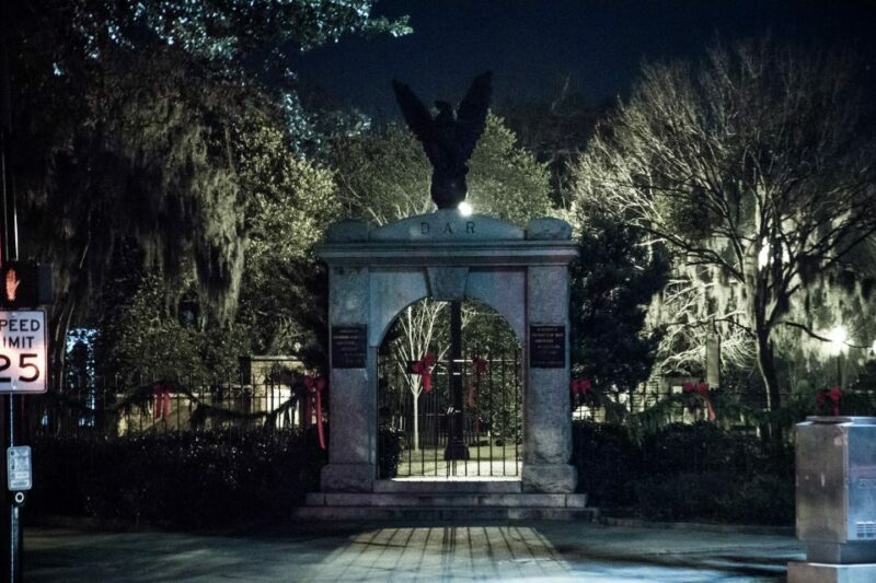Savannah Terrors: Spirits & Spirits Haunted Pub Crawl - Drinks and Atmosphere: A Balancing Act