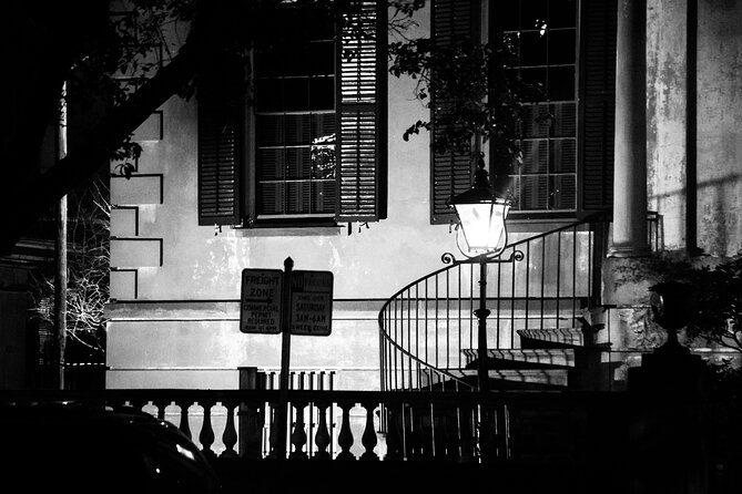 Savannah Terrors Ultimate Dead of Night Haunted Ghost Tour - Meeting Point and Guide Identification