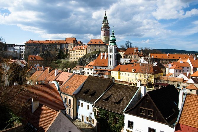 Scenic Transfer From Passau to Prague With 2-Hours Guided Tour of Cesky Krumlov - Positive Guest Feedback and Recommendations