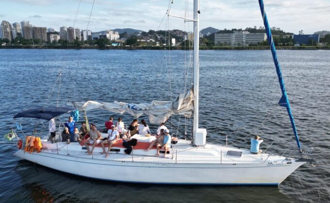 Scenic Views of Rio: 3-Hour Sailing Trip on Guanabara Bay - Included Amenities and Activities