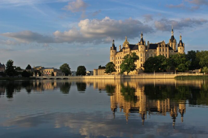 Schwerin: Guided Tour of City Highlights - Duration and Language
