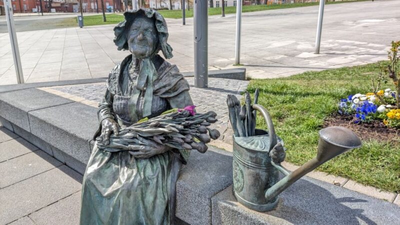 Schwerin: Old Town Highlights Self-guided Walk - Pfaffenteich: Tranquil Garden Haven