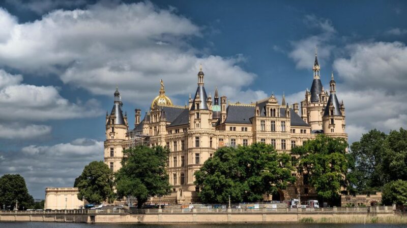 Schwerin: Private Guided Walking Tour - Schwerin Palace