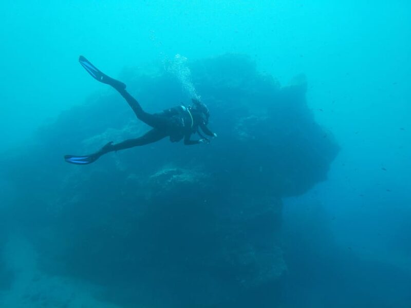 Scuba Diving in the Volcanic Caldera/shorelines of Santorini - Key Points