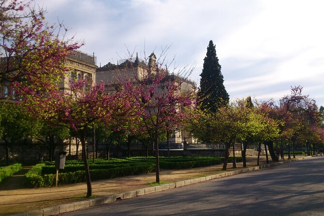 Secrets of Maria Luisa Park and Plaza De España Private Tour - Exploring Plaza De España