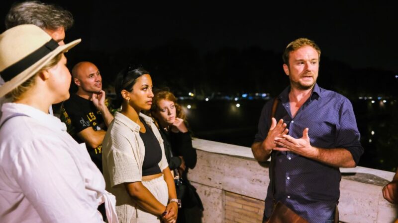 Secrets of Rome: Historical True Crime Small Group Tour - Guided Tour Features