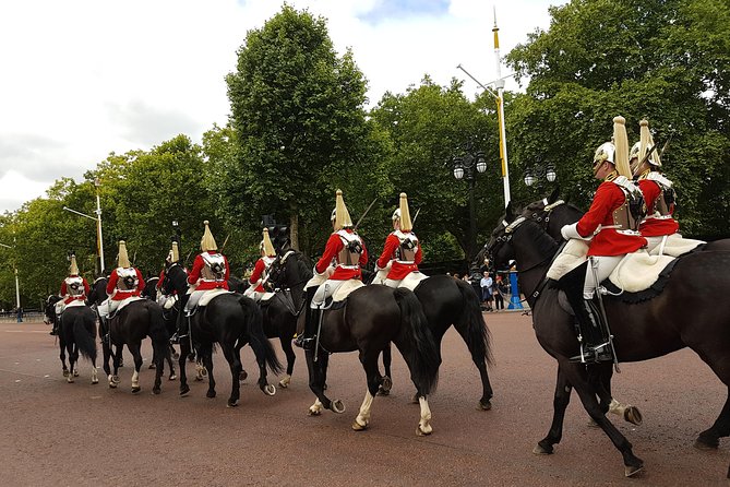 See Over 30 Top London Sights! Fun Local Guide!! - Tour Group Size