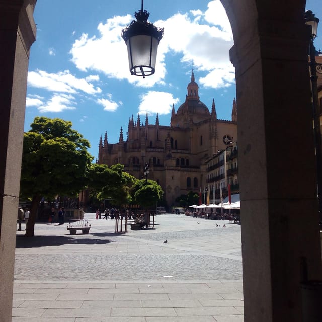 Segovia: Aqueduct, Cathedral, & Alcazar Guided Walking Tour - Key Points