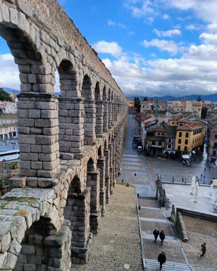 Segovia: Aqueduct, Cathedral, & Alcazar Guided Walking Tour - Itinerary Highlights