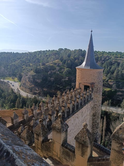 Segovia: Aqueduct, Cathedral, & Alcazar Guided Walking Tour - Guided Tours at Key Landmarks