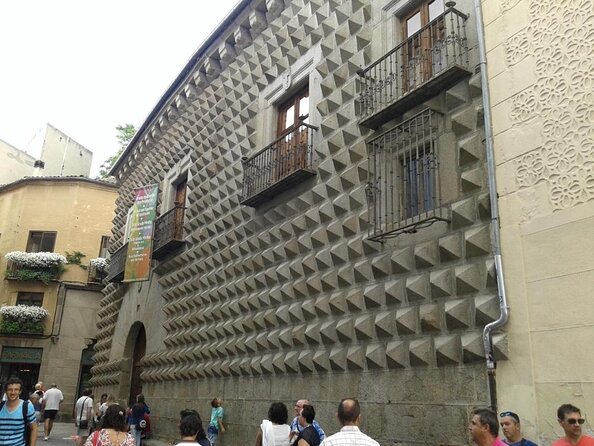 Segovia From the Aqueduct to the Alcazar: a Self-Guided Audio Tour - Marveling at the Alcázar of Segovia