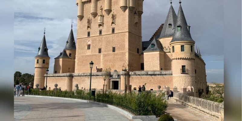 Segovia Genial: Private Guided Walking Tour/Alcazar (option) - Included Services and Costs