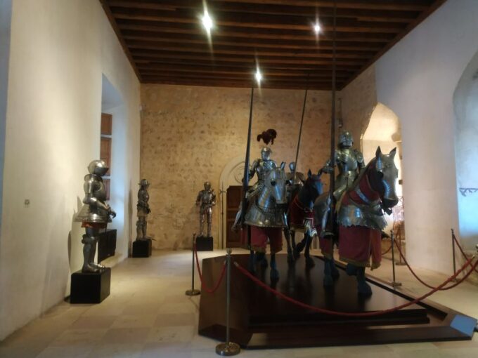 Segovia: Guided Walking Tour With Alcázar Entry - Meeting Point and Minimum Participants