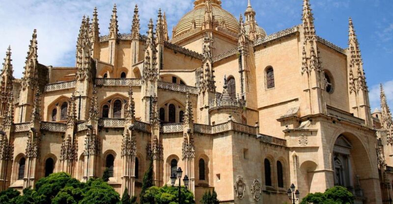 Segovia: Guided Walking Tour With Cathedral & Alcázar Entry - Key Attractions