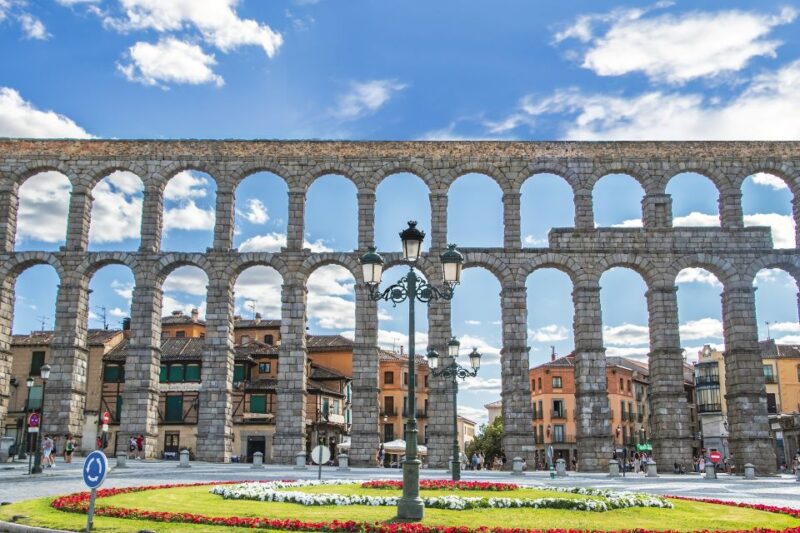 Segovia - Old Town Tour Including Castle Visit - Exploring the Old Town