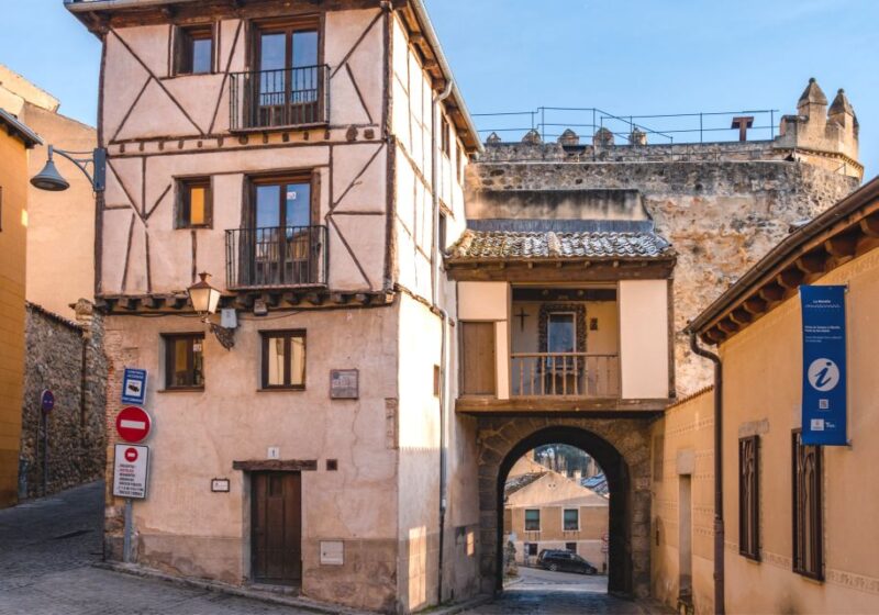 Segovia Scavenger Hunt and Sights Self-Guided Tour - Exploring Segovias Landmarks