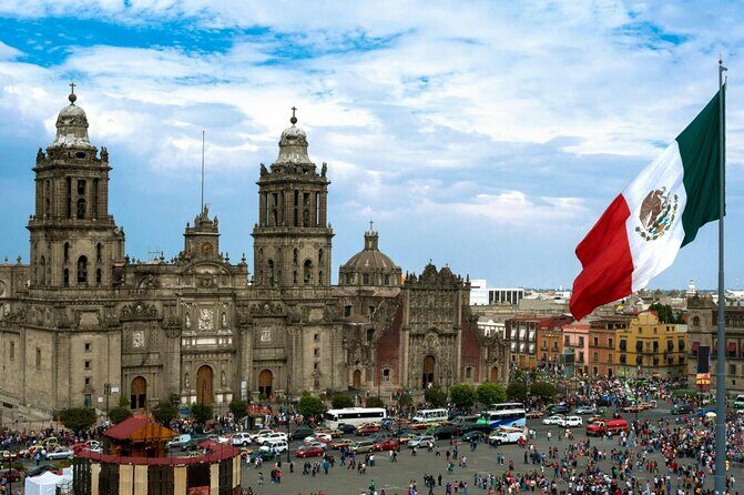 Self-Guided Audio Tour-Moctezuma and the Zocalo:The Aztec Empire - Exploring Mexico Citys Aztec Past with a Self-Guided Audio Tour