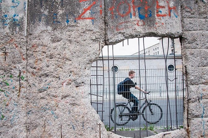 Self-Guided Audio Tour-The Fall of the Wall: a Light for Humanity - Historic Significance