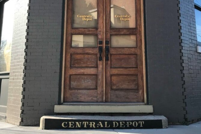 Self-Guided Bar Hunt: Swell Times in Scruffy City - Key Points