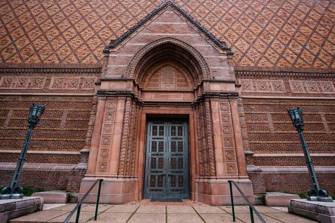 Self-Guided Scavenger Hunt: Eugene Waddle Around Campus - Key Points