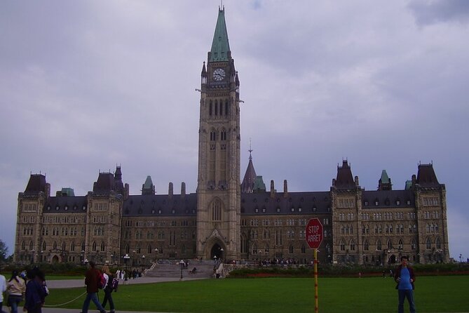 Self-Guided Scavenger Hunt: Ottawa's Iconic Sights - Photo Challenges and Roles