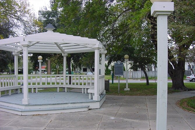 Self Guided Scavenger Hunt: Sparkling City by the Sea - Diving Into the Art Museum
